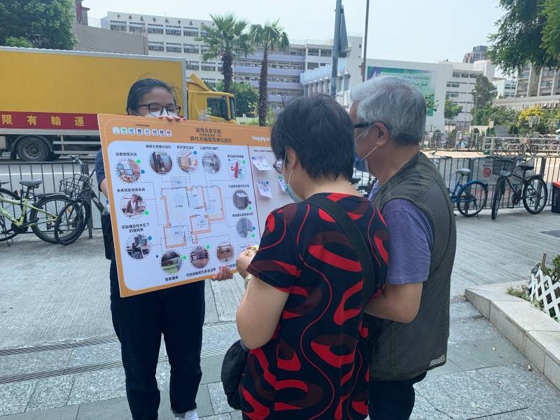 長者夫婦在街坊投票站就年齡友善居所分享其喜好。