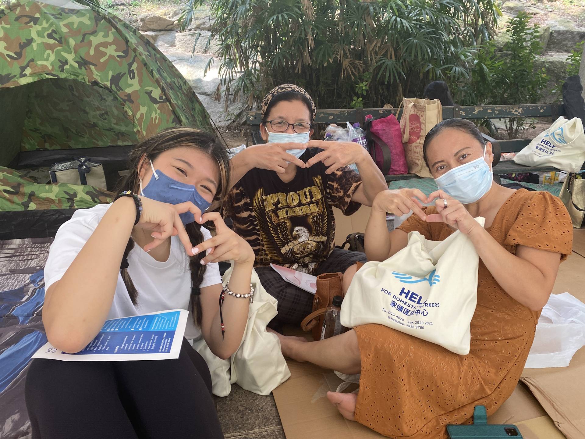 青年義工領袖通過外展行動，向在港的海外傭工社群提供有用的資訊和知識。